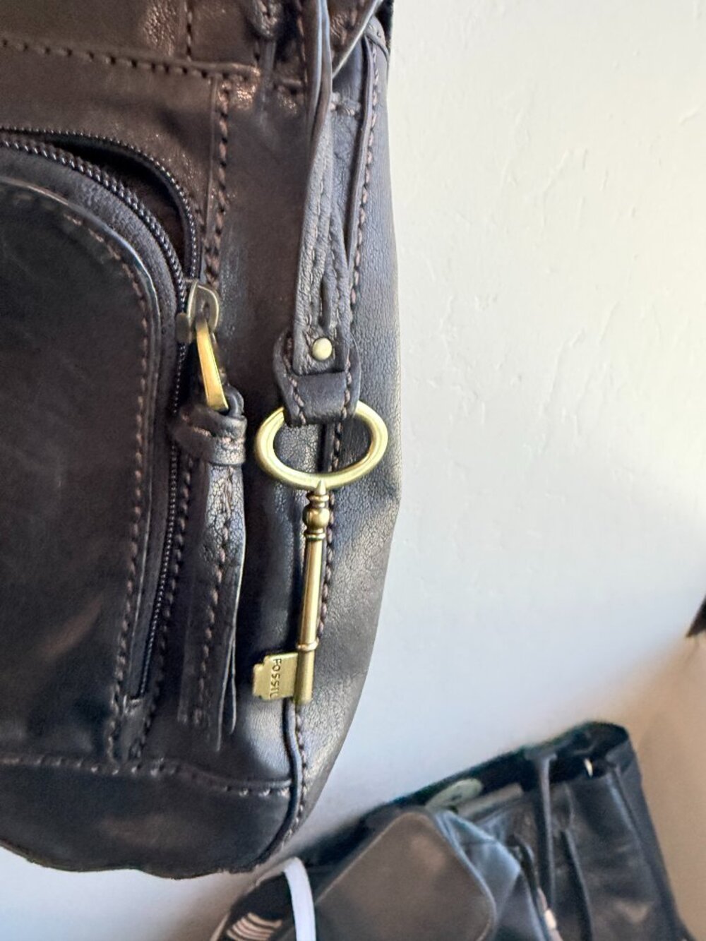 FOSSIL Turnlock Smooth Leather Crossbody Bag w Multiple Compartments/Card Slots - Picture 7 of 8